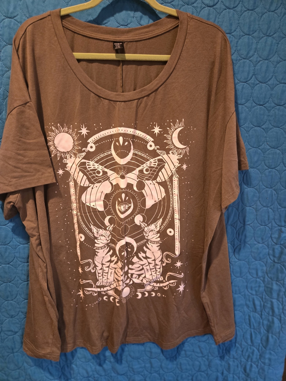 SHEIN Olive Green Graphic Tee with Mystical Cat & Celestial Print